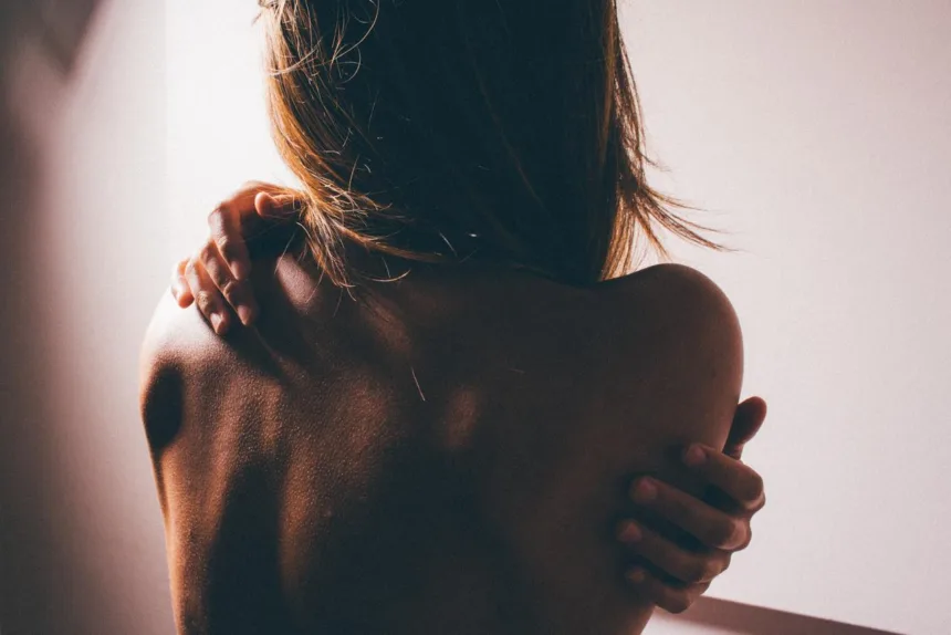 Jak usunąć zwiotczałą skórę na ramionach - lista zabiegów